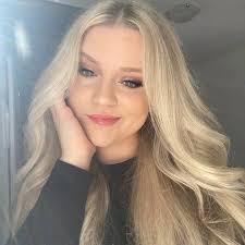 Cassandra Hewitt's Instagram, Twitter & Facebook