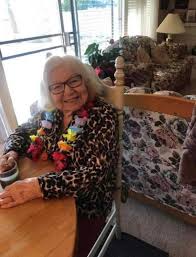 اختار لها والدها المهندس الزراعي أحمد كمال شاكر اسم فاطمة. ÙˆÙØ§Ø© Ø£Ø®Øª Ø§Ù„ÙÙ†Ø§Ù†Ø© Ø´Ø§Ø¯ÙŠØ© Ù„Ù… ØªØ­Ù‚Ù‚ Ø´Ù‡Ø±Ø© Ø§Ø®ØªÙ‡Ø§ ÙˆØ§Ø¹ØªØ²Ù„Øª Ø§Ù„ÙÙ† ÙÙŠ Ø§Ù„Ø³ØªÙŠÙ†ÙŠØ§Øª Ø­ÙŠØ§ØªÙ†Ø§ Ø¬Ù‡Ø§Øª Ø§Ù„Ø¥Ù…Ø§Ø±Ø§Øª Ø§Ù„ÙŠÙˆÙ…