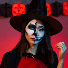 Mit dem passenden beautyartikel · frau sprüht sich parfum auf die haut. Portrait Der Frau Mit Make Up Und Gruselige Maske Kostenlose Foto