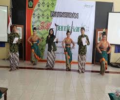 Dari pelaksanaan pemberian bantuan pemerintah untuk pengembangan sekolah model tahun 2018 di sekolah model smpn 1 praya timur kabupaten lombok tengah dapat. Disdikpora Sukseskan Gerakan Penguatan Pendidikan Karakter Smpn 4 Wates Tampil Dalam Peluncuran Sim Pendekarku