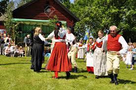 La fecha varía, pues se escoge siempre el fin de semana que caiga entre el 19 y 24 de junio. Torsstuna Suecia 22 De Junio Conjunto Folclorico De Suecia En Costyme Popular Tradicional A Cabo Un Baile En El Solsticio De Verano El 22 De Junio De 2012 En Torstuna Suecia Fotos
