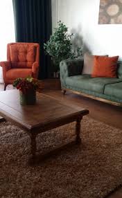 Kahverengi koltuk dekorasyonu yaparken kahverengi koltukların bulunduğu mekanda koyu kahverengi koltuklara sahipseniz bu renkleri duvar boyasında rahatlıkla kullanabilirsiniz. Mfb5hbl7ghtzmm