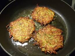 Rosti Die Beliebte Kartoffelbeilage Aus Der Schweiz Ohne Mist Kartoffelbeilagen Rosti Rezept Kartoffelrosti Rezept