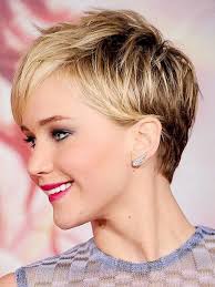 25 Beautiful Short Haircuts for Round Faces