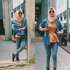 Tampil anggun casual memakai rok. Nor Afeqa Rainbow Blouse Street Style Hijab Lookbook Lookbook