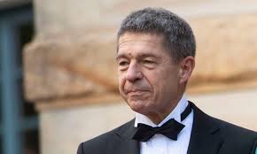 Angela Merkelin syrjässä pysytellyt mies avasi suunsa