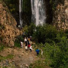 Entrega de implementos para la escalada. Cascada De Las Animas Alojamiento Y Actividades En El Cajon Del Maipo Chile Adventure Resort