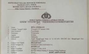 Dalam surat itu, tertulis nama pelapor adalah selain mengunggah surat laporan kepolisian, @lambe_turah juga mengunggah sejumlah kartu identitas. Tipu Istri Sesama Anggota Oknum Polisi Dilaporkan