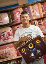 炒飯電工 身藏不露的人總躲在菜市場 用這句話形容 愛迪生工業 一點沒錯 夜間他是在寢具店內用鐵管製作工業風 設計家具的創作家 白天 他是家厲害炒飯店老闆 為了吃這碗 炒飯電工 的炒飯 大家願意等上一小時 下回來市場 別忘找愛迪生的作品 吃吃炒飯 billiard