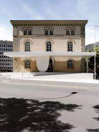 entrance to the grisons parliament building by valerio olgiati architect https archello com project graubunden parliament chur photo by courtes appartamento