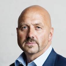 Corporate Hypnotist and illusionist Aaron Calvert at Great British Speakers  Agency