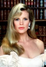 Sizce Burtonverse'den hangi Batman aşkı daha iyi? Vicki Vale mı yoksa Kedi  Kadın mı? : r/DC_Cinematic