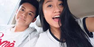 10 Potret Kemesraan Randy Martin dan Adik, Sering Dikira Pacaran