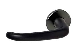 Une Poignee De Porte Pleine D Allure Poignee De Porte Poignees De Portes Noires Portes Pleines