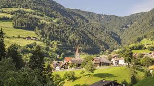 Trova immagini stock hd a tema paesaggio estivo soleggiato. Luson In Alto Adige Idilliaco Paesino Di Montagna Nelle Dolomititen