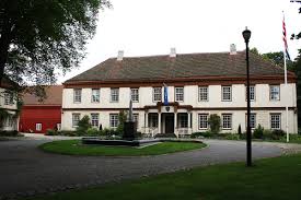 Skaugum gård har besøksadresse semsveien 194a, 1384 asker og postadresse c/o det kongelige hoff, postboks 1 vika, 0010 oslo. Lade Mansion Wikipedia