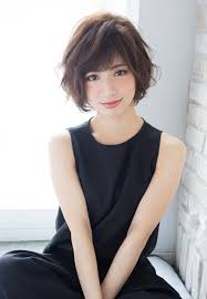 プラチナアッシュ ブラウンベージュ アッシュブラウン関連のショートヘアです 大人可愛いショートボブスタイル こなれ感がステキなナチュラルでシンプルなボブですメニューはカット ヘアカラー予算は10000円 税抜き です bonny coutureの柳田 恭佑の髪の量少なめ