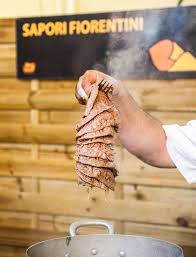 Riempite una pentola alta con acqua, aggiungete il limone tagliato in pezzi, il pepe nero in grani schiacciato e il prezzemolo e portate a bollore. Amanti Dello Street Food Arriva L Viii Edizione Di Stragusto Guida Sicilia