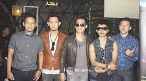 , em engkau yang pernah menghancurkanku dm am sekedar mengenangmu ,. Chord Gitar Lagu Ilusi Tak Bertepi Hijau Daun Dilengkapi Lirik Cinta Mengapa Singgah Di Hatiku Tribunnews Com Mobile