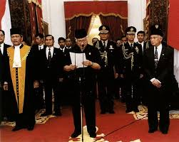 Sejak malam sebelumnya, perhatian publik tertuju pada sosok penting negeri ini, soeharto. Periodesasi Dan Kronologi Dalam Sejarah Penulisan Peristiwa Klasifikasi