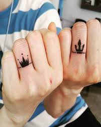 Los Dedos Son Una Parte Perfecta Para Este Tipo De Disenos Matching Couple Tattoos Queen Tattoo Couple Tattoos Unique