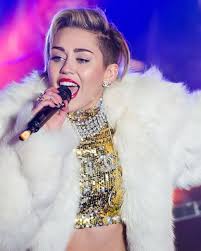 Este micrófono dinámico unidireccional con doble impedancia se hizo famoso por su uso en woodstock. Miley Cyrus Taps Joan Jett Billy Idol For Her Rock Infused Super Bowl 2021 Pre Show Gma