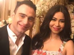 حسام حبيب يكشف عن فنان أخطأت زوجته شيرين به. Ø¨Ø¹Ø¯ Ø²ÙˆØ§Ø¬Ù‡Ù…Ø§ ÙØ§Ø±Ù‚ Ø§Ù„Ø¹Ù…Ø± Ø¨ÙŠÙ† Ø´ÙŠØ±ÙŠÙ† Ùˆ Ø­Ø³Ø§Ù… Ø­Ø¨ÙŠØ¨ ÙŠØ«ÙŠØ± Ø§Ù‡ØªÙ…Ø§Ù…Ø§Øª Ø§Ù„Ø¬Ù…Ù‡ÙˆØ± ÙˆØ£ÙˆÙ„ ØªØ¹Ù„ÙŠÙ‚ Ù…Ù† Ø§Ù„ÙÙ†Ø§Ù†Ø© ÙÙŠØ¯ÙŠÙˆ ÙˆØµÙˆØ±