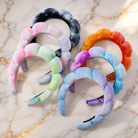 Alerta de tend&ecirc;ncia passando no seu feed! ?? A Tiara Nuvem (tamb&eacute;m  conhecida como tiara de skincare) &eacute; a queridinha do momento e o acess&oacute;rio  perfeito para prender o cabelo com muito