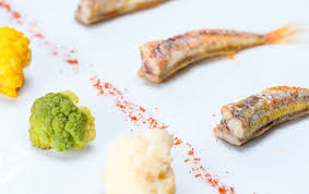 Conquista i tuoi ospiti con il sashimi all'italiana, ovvero filetti di pesce spada e di triglia, marinati nel succo di limone, adagiati a corona attorno a un cuore di lattuga e ravanelli. Filetti Di Triglia Gratinati Al Forno Rivamar