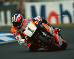 doohan on the nsr500 5 times champion apparently his usual comment to honda s engineers was leave it the f k alone and let me ride it バイク かっこいい バイク ドゥーハン