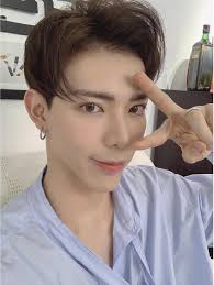 Erik trên ảnh và video cực khác, do góc máy hay hệ quả 'trùng tu' quá đà?