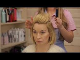 прически для волос средней длины в домашних условиях видео Dolgovremennaya Ukladka Na Korotkie Volosy Uproshaet Zhizn Zhenshinam Mnogie Pricheski Mozhno Sdelat V Domashnih Usloviyah Svo Pricheski Idei Prichesok Korotkie Volosy