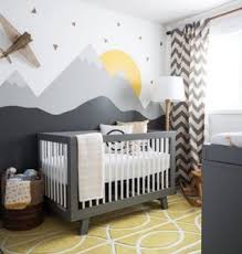 Babyzimmer Einrichten Tipps Graues Babybett Wanddeko Berge Kinder Zimmer Babyzimmer Gestalten Baby Schlafzimmer