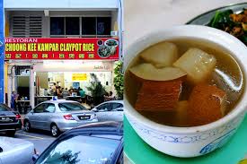 A good claypot chicken rice comes with well cooked rice, nicely so today, we have compiled a list of what we think are the best claypot chicken rice around kl & pj that deserves your attention. Top 10 Places To Enjoy Claypot Chicken Rice Around Kl Pj