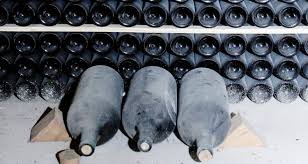 Vous pourrez même réaliser de belles trouvailles, avec des vins rares ou aux goûts insolites ! Qu Appelle T On Un Vin De Garde Ateliers Au Chateau Degustation De Vins Bordeaux