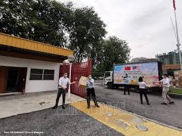 Kelmarin, menteri luar, datuk seri hishammuddin hussein, berkata china menyatakan komitednya membantu malaysia dengan membekalkan peralatan perubatan seperti. Covid 19 Kerajaan China Hulur Bantuan Peralatan Perubatan Ke Malaysia Air Times News Network