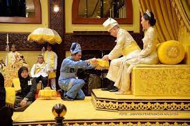 Manuskrip ini juga menunjukkan betapa pengaruh islam amat menyerlah termasuklah dalam sistem perdagangan. G153 Adat Istiadat Dalam Sulalatus Salatin Berdasarkan Sejarah Melayu Atau Sulalatus Salatin Yusuf Iskandar 1977 Mendakwa Bahawa Adat Serta Istiadat Dalam Masyarakat Melayu Melaka Dimulakan Oleh Sultan Muhammad Syah Beliau Berpendapat