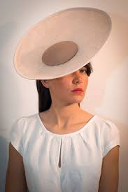 Il arrive que les mariés imposent un accessoire: Mes 5 Chapeaux Et Headband Preferes Par Maison Anne Sophie Coulot With A Love Like That Blog Lifestyle Love