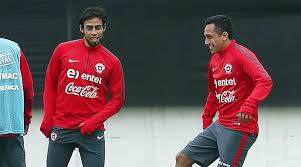 Se publicó la nómina de 28 jugadores que convocó martín lasarte para el anhelo de levantar por tercera vez el torneo de selecciones más antiguo del mundo. Jorge Valdivia Intenta Convencer A Fabian Orellana De Fichar Por Colo Colo Epicentro Chile