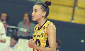 A jogadora conseguiu uma foto com o sérvio número 1 do mundo e comemorou nas redes sociais. Gabi Guimaraes Segue Invicta Na Turquia Abouba Faz 19 Pontos Na Italia
