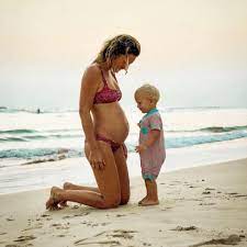 Zärtlich hält sie die köpfe ihrer kinder in den händen, während sowohl yoko als auch. Janni Honscheid Facebook