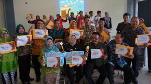 Mengonsumsi jajanan sehat di kantin sekolah. Inilah Sekolah Juara Lomba Toilet Bersih Dan Kantin Sehat 2020 Tunas Hijau Id