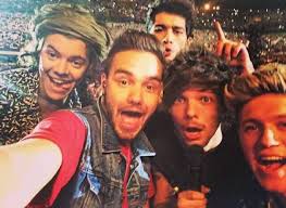 O estádio do dragão não foi excepção, sendo que a fiel base de admiradores do grupo fez niall horan, o irlandês do grupo, aparece no centro de guitarra em punho, o que mostra como os one direction, curiosamente, são hoje uma boyband muito mais rock e até americanizada do que outras. One Direction Portugal Posts Facebook