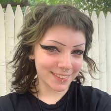 Robbie Wulfsohn, vocalist of the band Ripe, discussed the band's origin,  writing process, and production techniques🎶 He explained the band's name  origin and their approach to songwriting, emphasizing introspection and  emotional expression.