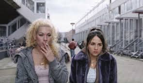 Ook theo maassen (jeff) en christine van stralen (moeder van desie) spelen mee. Hoe Is Het 15 Jaar Later Met Dunya Desie Foto S Liever Te Dik In De Kist Dan Een Feestje Gemist