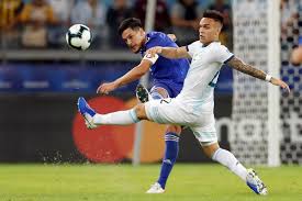 Jugó solamente 45 minutos, convirtió tres goles y parecía que cada pelota que toque iba a terminar en gol. Lautaro Martinez Furioso Por Haber Sido Sustituido El Intra Sports