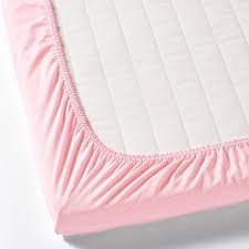 Pour que votre bébé se sente bien à tout moment du jour ou de la nuit, notre linge de lit pour bébé est douillet et confortable et fait à 100% de coton provenant de sources gérées durablement. Len Drap Housse Pour Lit Bebe Blanc Rose 60x120 Cm Ikea