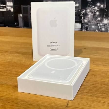 IPHONE BATTERY PACK MAGSAFE