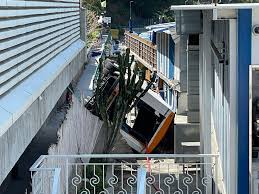 Spaventoso incidente a capri, dove un bus di linea . Arovufjly0txim