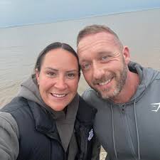 Hi, can anyone recommend a cat sitter to feed 2 cats for a week please?